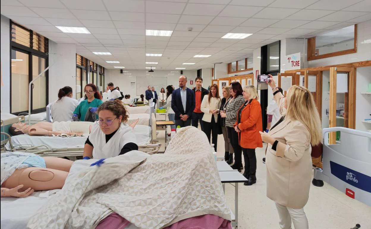 Manuela Armas (2i) con parte del equipo docente del Centro Integrado de Formación Profesional Tony Gallardo, en La Isleta, en el taller sanitario. 