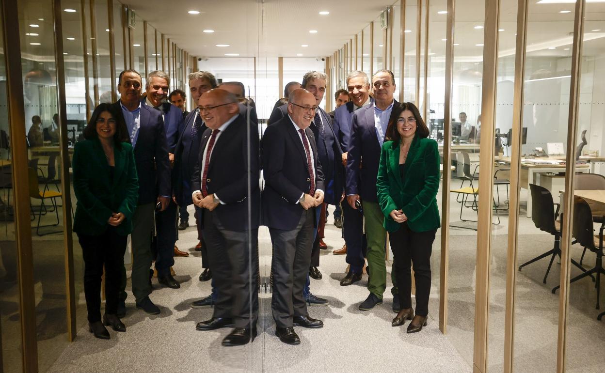La ministra de Sanidad, Carolina Darias, y el presidente del Cabildo de Gran Canaria, Antonio Morales, entre otros, ayer en la sede del COFLP. 