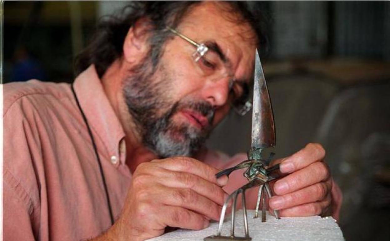 Imagen del artista con una de sus esculturas. 