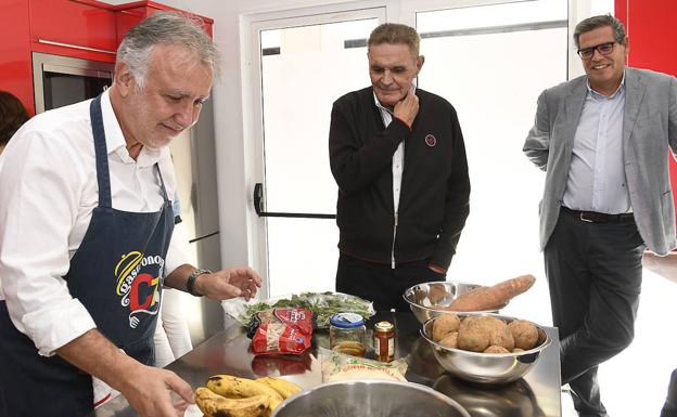 Imagen principal - Un sancocho con toque presidencial para inaugurar la cocina de CANARIAS7