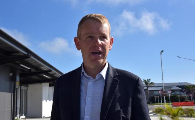 El ministro de Educación de Nueva Zelanda, Chris Hipkins, este viernes durante una visita al aeropuerto de Napier. /EFE