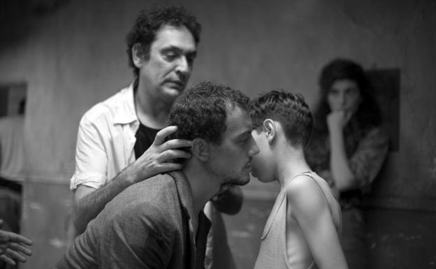 Agustí Villaronga dirige a Roger Casamajor y Francesc Colomer en 'Pa negre'.