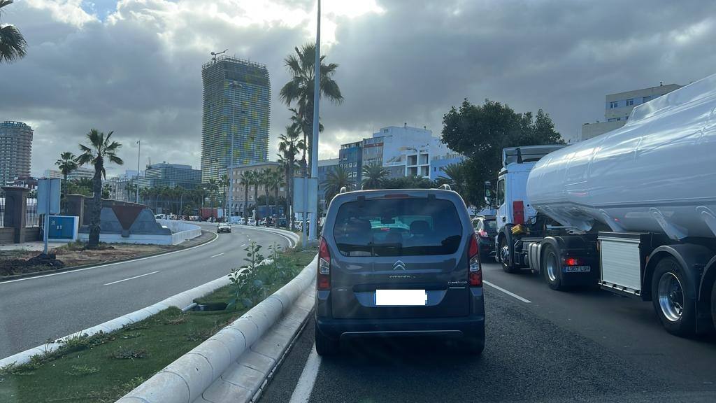 Imagen secundaria 1 - Imágenes del atasco en la Avenida Marítima, por la colisión entre dos vehículos. 
