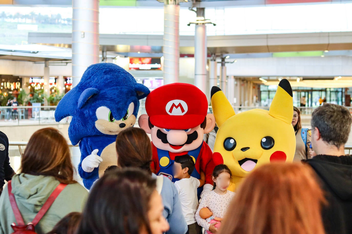 Visita de los personajes de videojuegos en Alisios