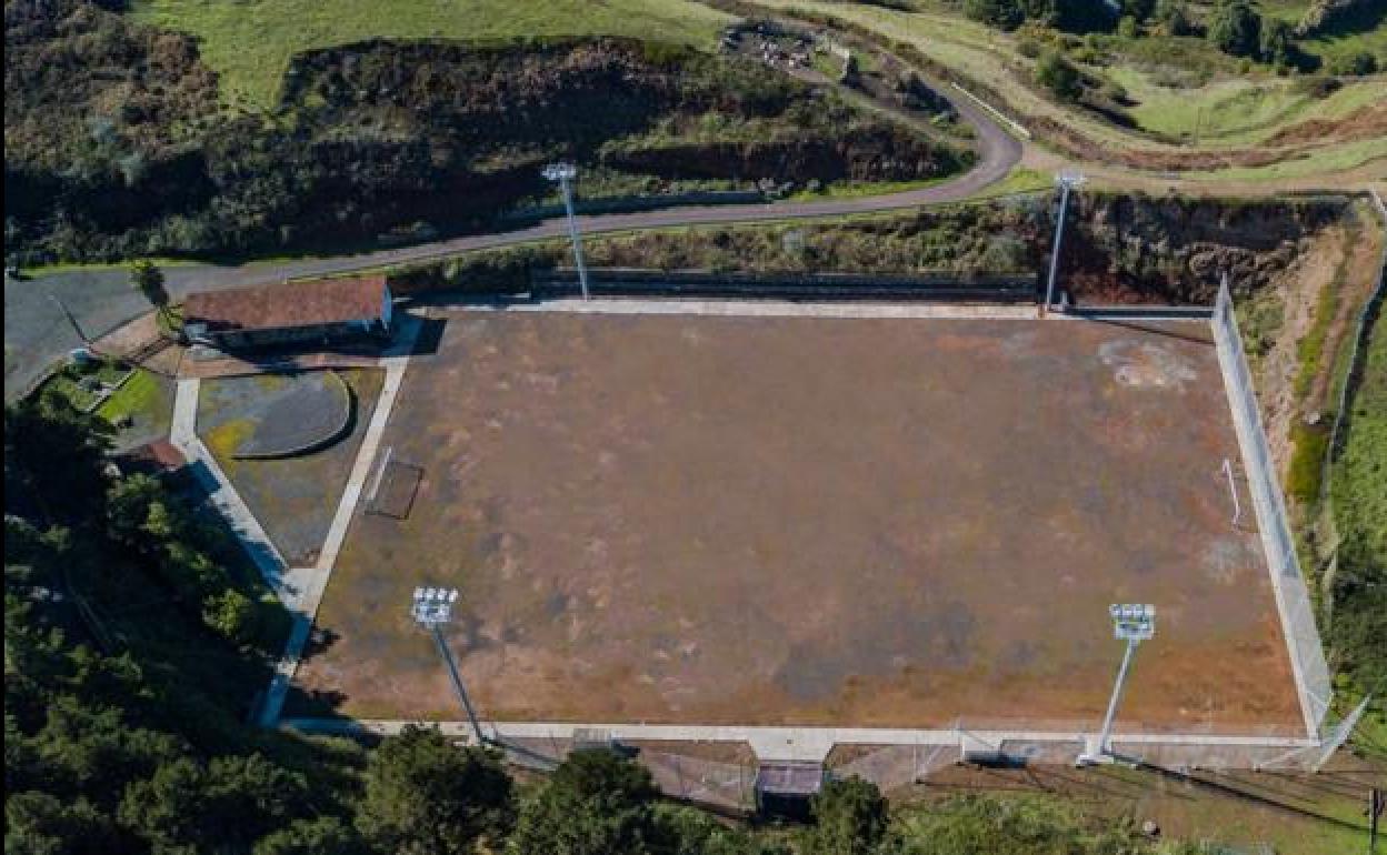 Imagen aérea del campo de fútbol de Montaña Alta, en Guía. 