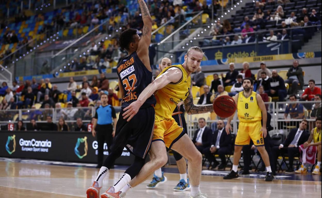 El pívot polaco del Club Baloncesto Gran Canaria, Olek Balcerowski, impone su ley en la pintura. 