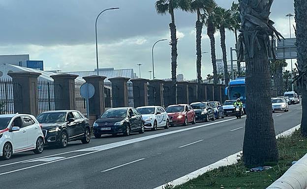 Imagen principal - Imágenes del atasco en la Avenida Marítima, por la colisión entre dos vehículos. 