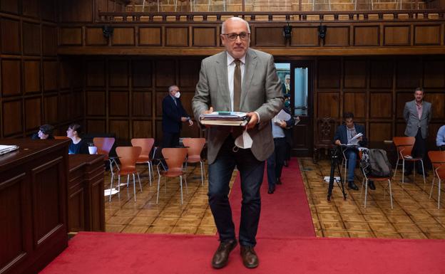 Antonio Morales entrando a una sesión plenaria del Cabildo de Gran Canaria. 