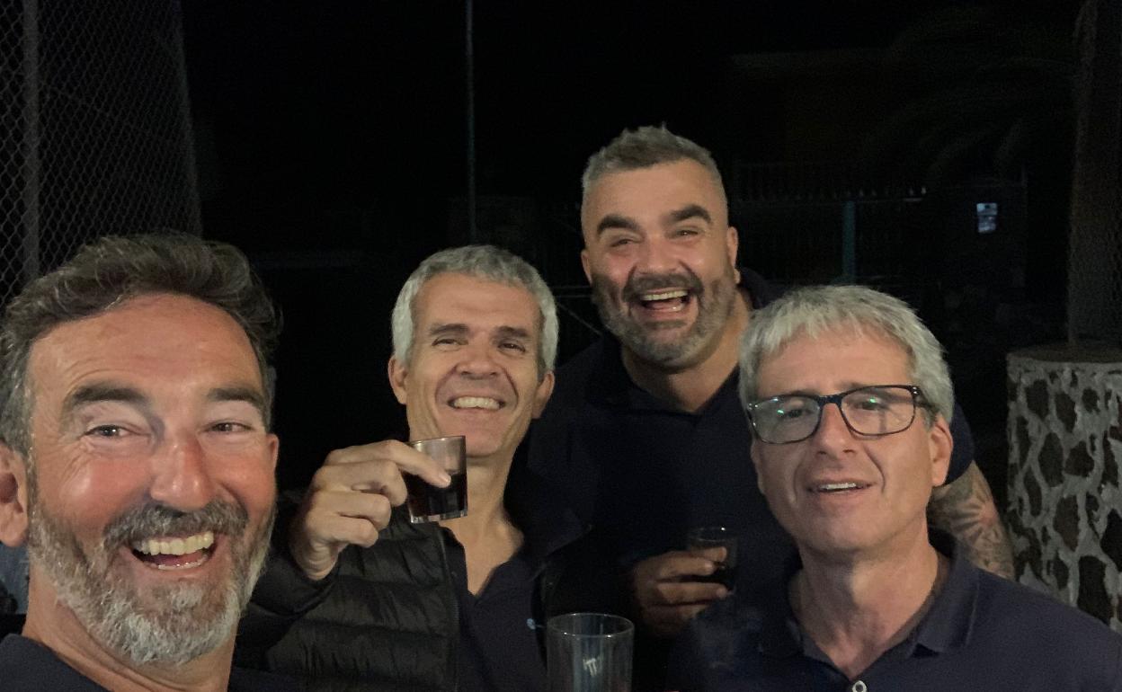 En los tiempos muertos y los viajes, Arturo siempre tenía una broma o un chiste. 