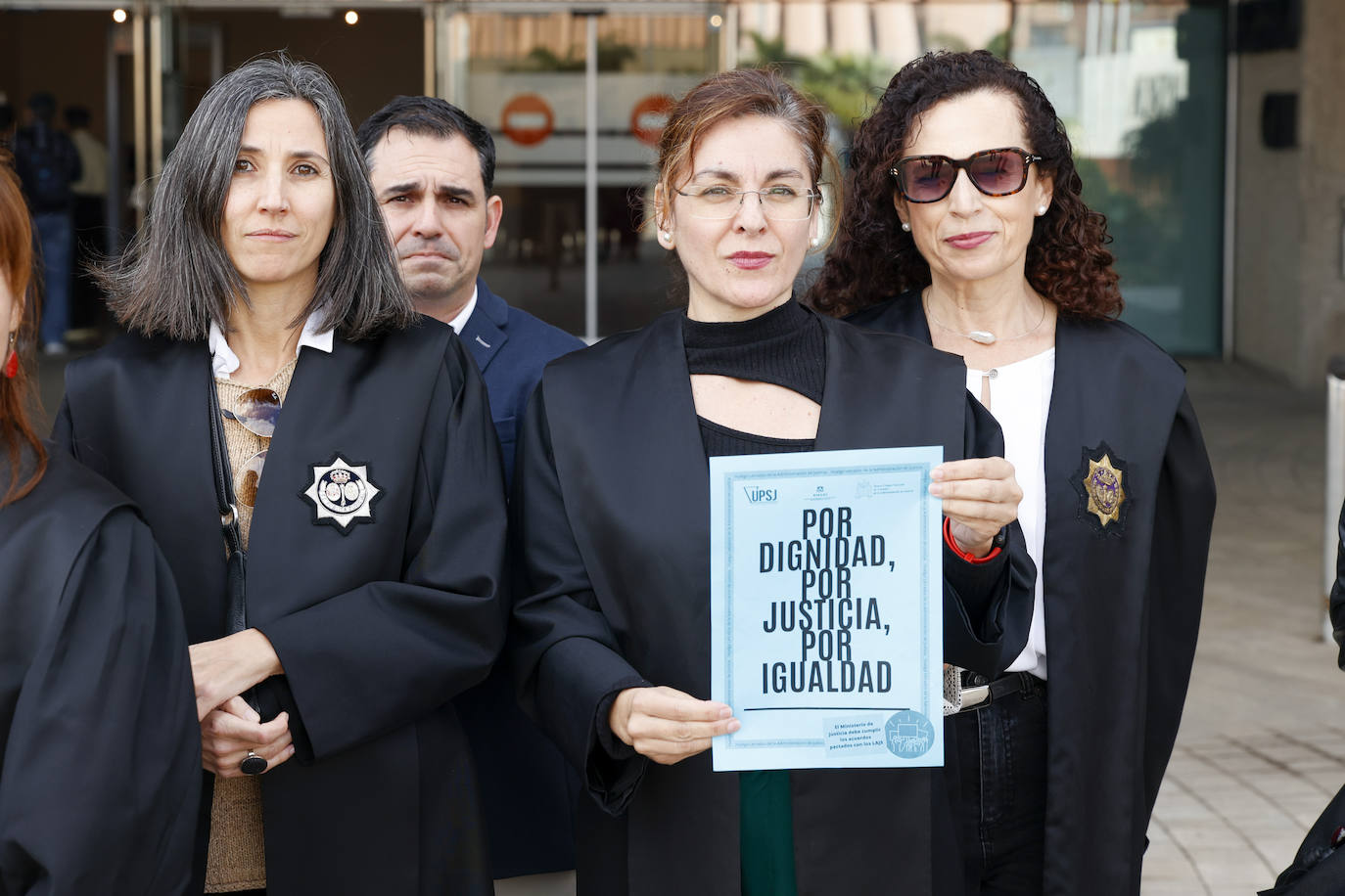 Imagen principal - Los letrados se plantan y piden que de una vez se mejoren sus condiciones