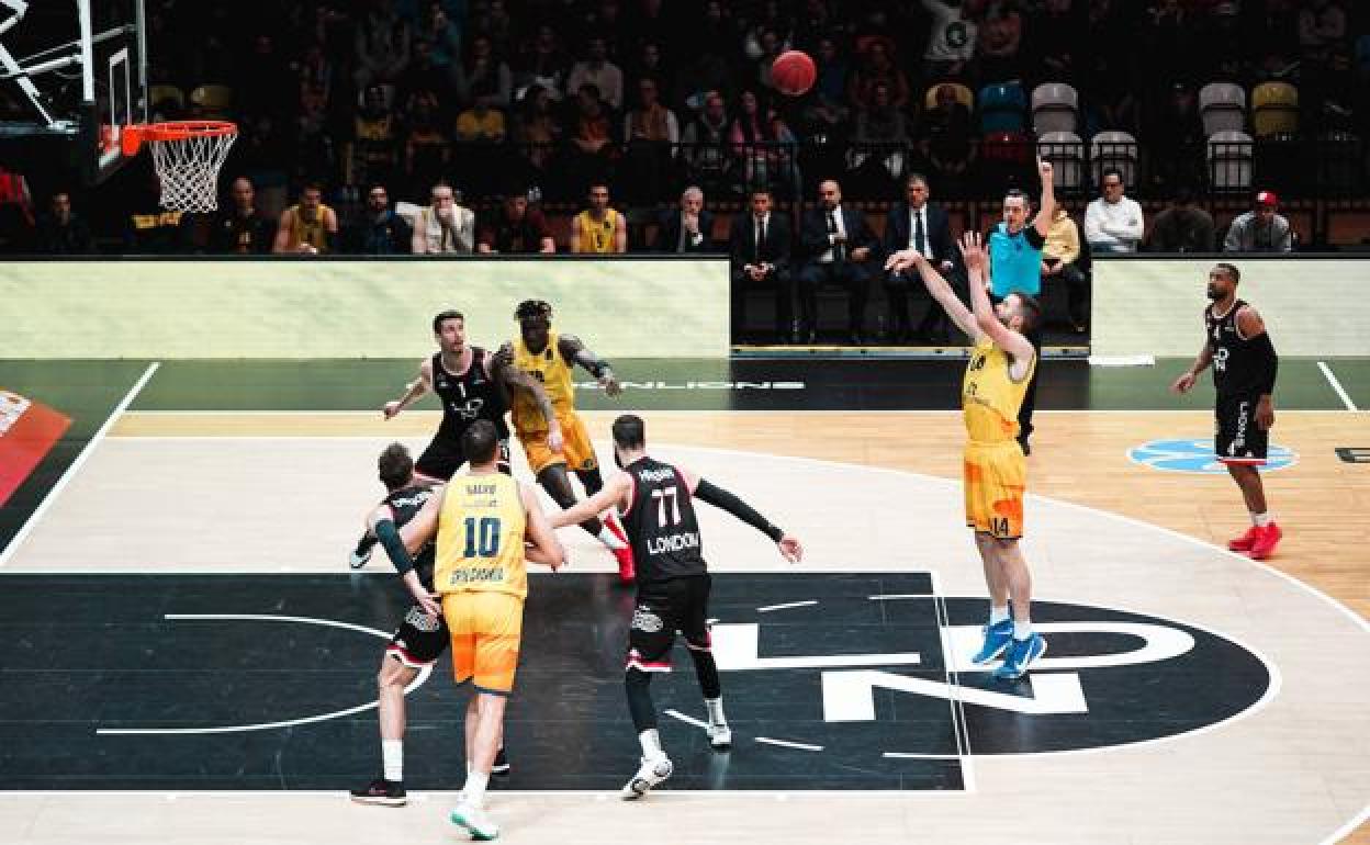 Shurna anota un tiro libre en Londres. 