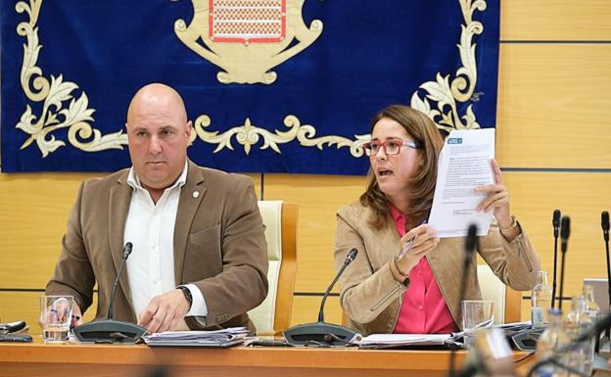 El presidente Sergio Lloret y Lola García, portavoz de CC, en un pleno. 