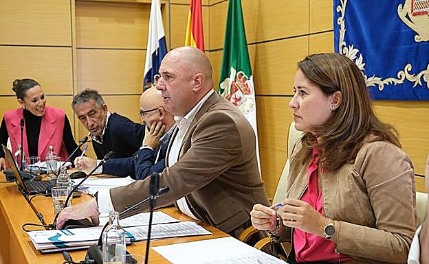 Lola Garcia (CC), Sergio Lloret (AMF) y Claudio Gutiérrez y Jessica de León (PP), en un pleno del Cabildo. 
