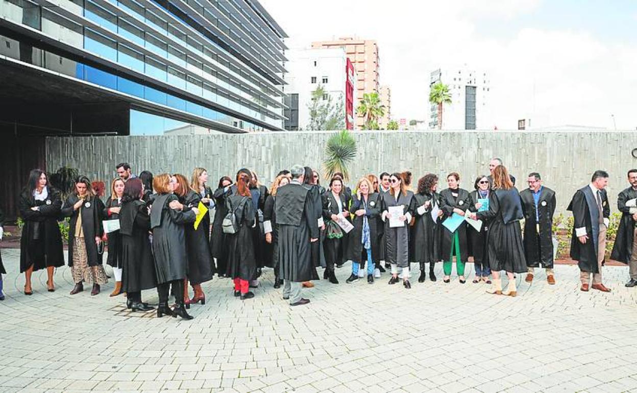 Imagen de la protesta en la puerta de la Ciudad de la Justicia. 