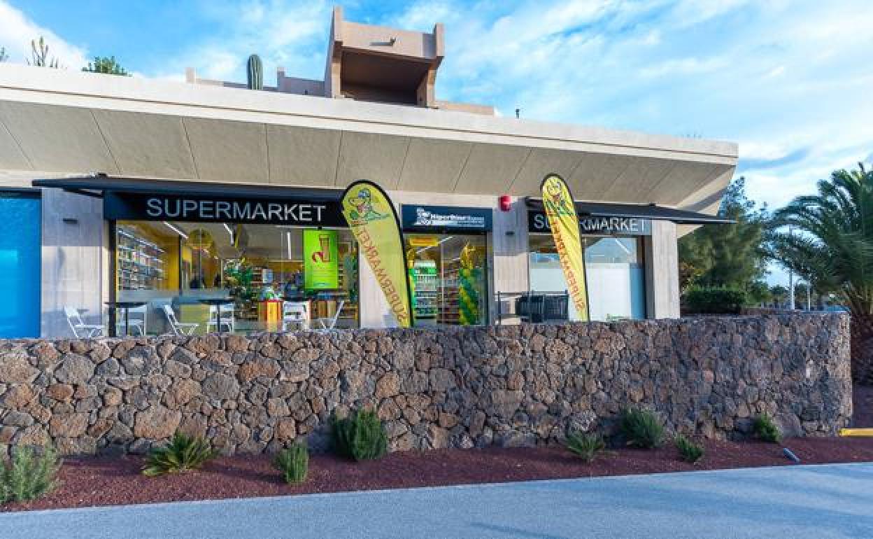 Exterior del nuevo HiperDino Express en Lanzarote. 