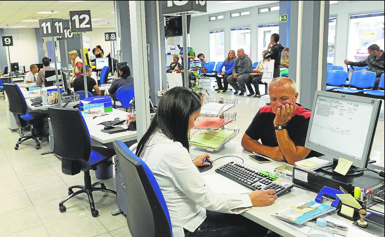 Usuarios canarios en una oficina del Servicio Canario de Empleo (SCE) . 