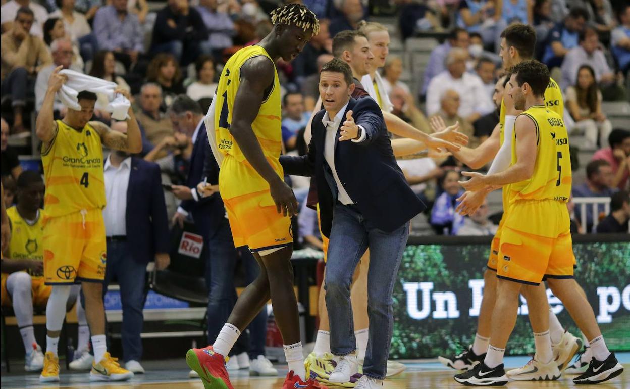 Jaka Lakovic da indicaciones a Khalifa Diop en el partido contra el Río Breogán en Lugo. 