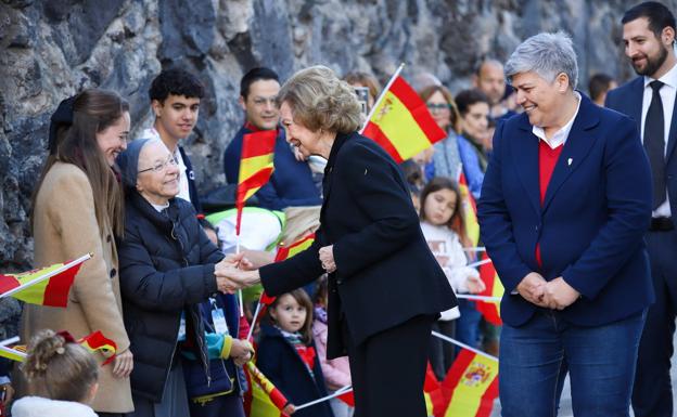 La reina Sofía saludando a vecinos de La Palma. 