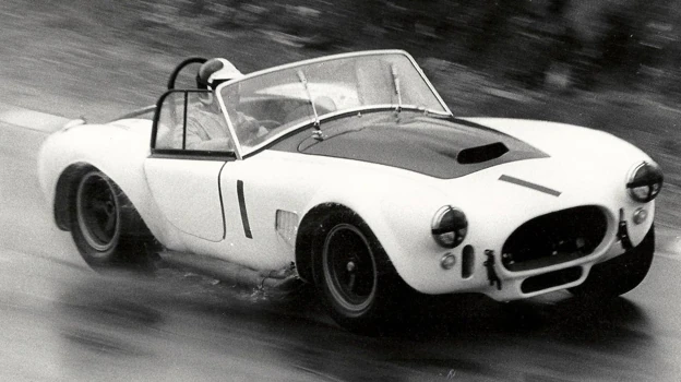 El Cobra era la combinación del chasis y carrocería del británico AC y de un potente motor Ford
