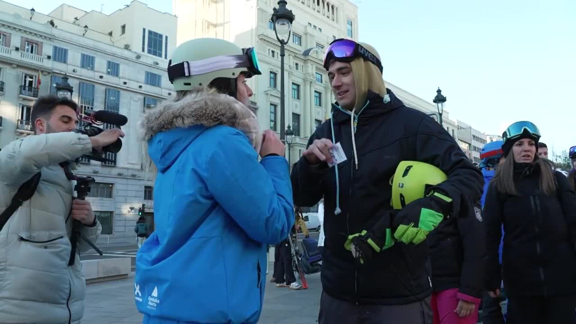 Grandvalira reúne a decenas de esquiadores en plena Gran Vía de Madrid