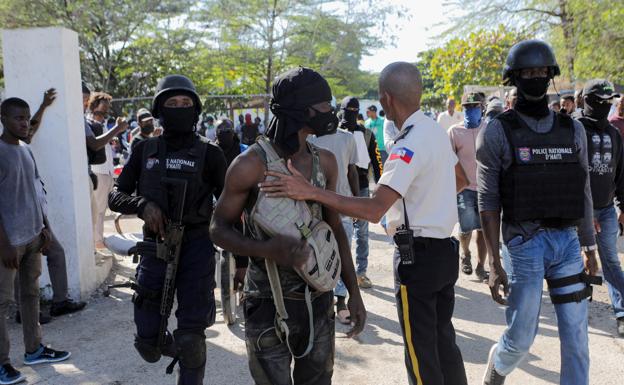 Los manifestantes irrumpen en la Dirección General de la Policía Nacional de Haití durante la protesta 