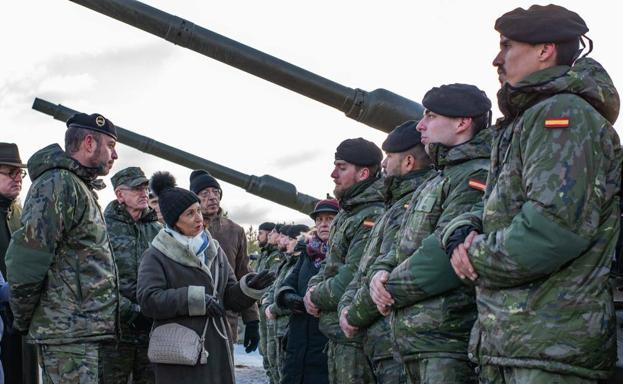 Robles recuerda a Podemos que el envío de tanques a Kiev es un «compromiso» de España