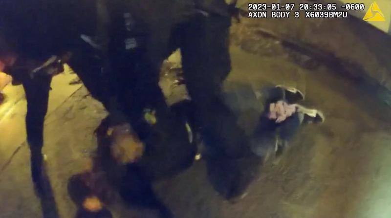 Los policías golpean a Tyre en el suelo