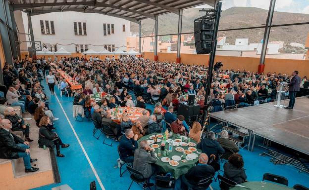 Vista general de la cancha de Barrial repleta de asistentes a la presentación de Teodoro Sosa. 