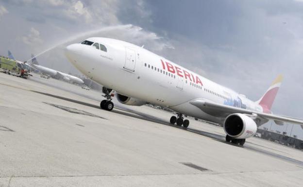 Iberia detiene el servicio de facturación y embarque y provoca el caos en varios aeropuertos