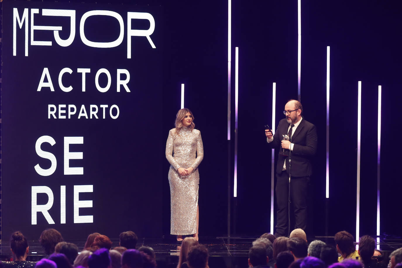 Paula Púa y Borja Cobeaga, que subió a recoger, en nombre de David Lorente, el premio al mejor actor de reparto en una serie por 'No me gusta conducir'. 