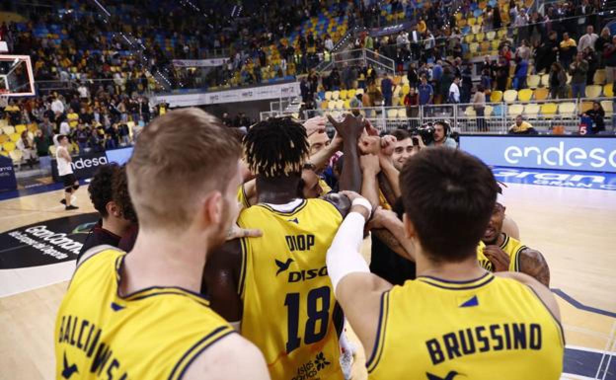 Los jugadores del Gran Canaria celebran la victoria en el Arena. 