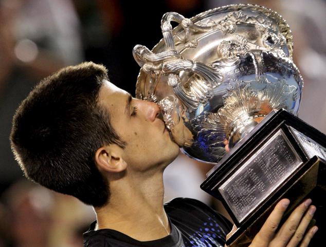 Novak Djokovic besa el trofeo del Open de Australia 2008, el primer Grand Slam de su carrera.