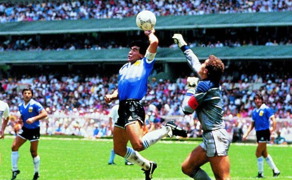 Momento preciso en el que Maradona impacta con la mano el balón para batir a Shilton en el Mundial de México 1986. 