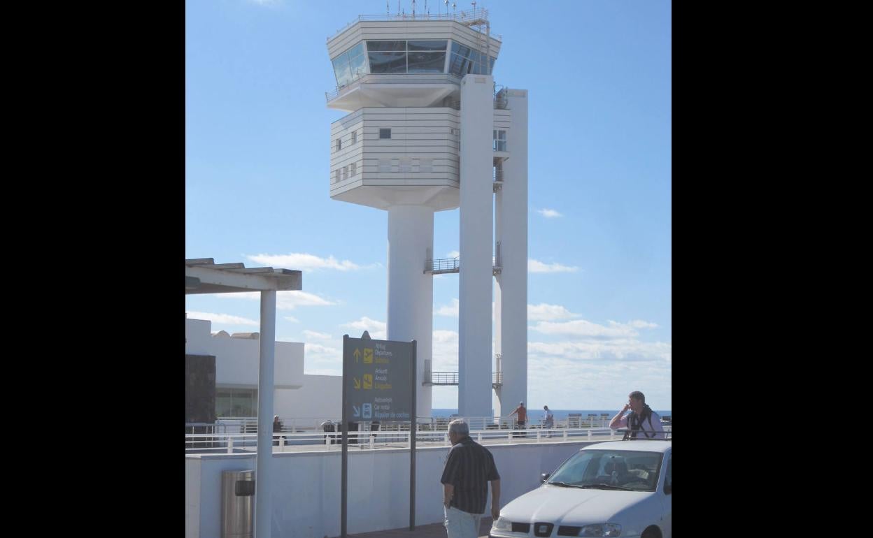 La torre de control de Lanzarote, uno de los aeropuertos afectados por el paro. 