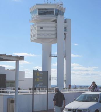 La torre de control de Lanzarote, uno de los aeropuertos afectados por el paro. 