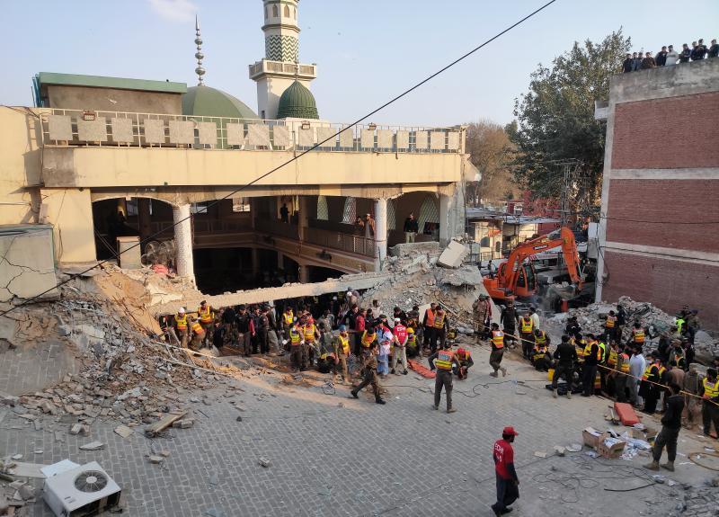 Los servicios de rescate trabajan en la búsqueda de víctimas entre los restos de la mezquita.