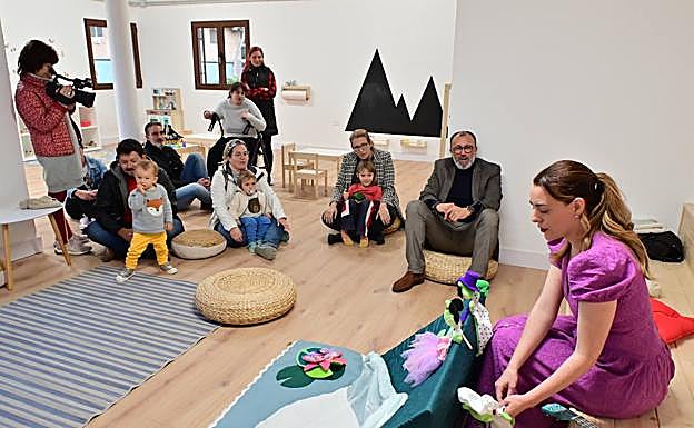 Niños y niñas estrenaron este lunes la 'bebéteca'. El alcalde, de chaqueta y sentado, no quiso perderse la sesión. 