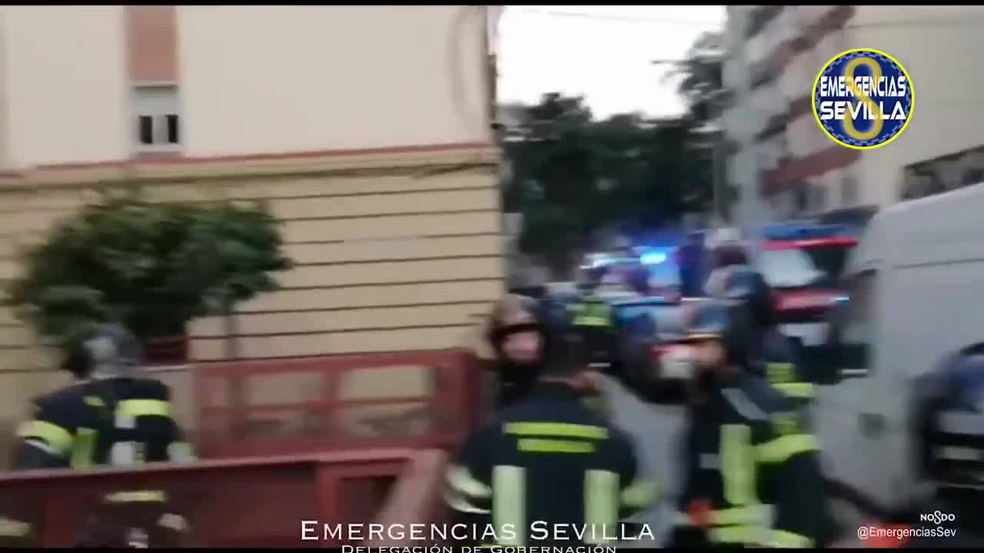 Un herido por quemaduras y fracturas y cuatro niños afectados por un incendio en Sevilla