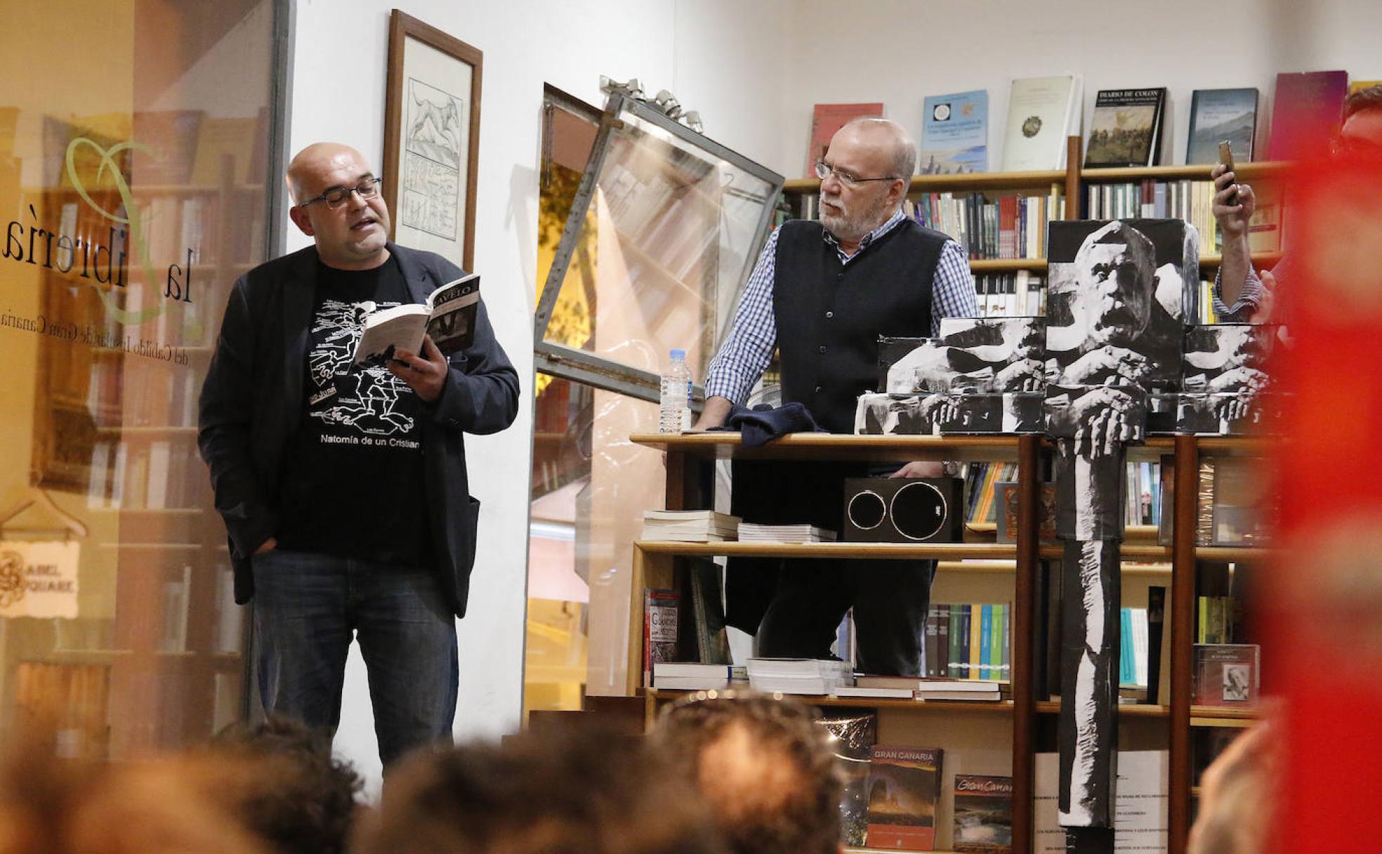 Alexis Ravelo presentando su obra 'El peor de los tiempos' en la librería del Cabildo de Gran Canaria, en el año 2017. 