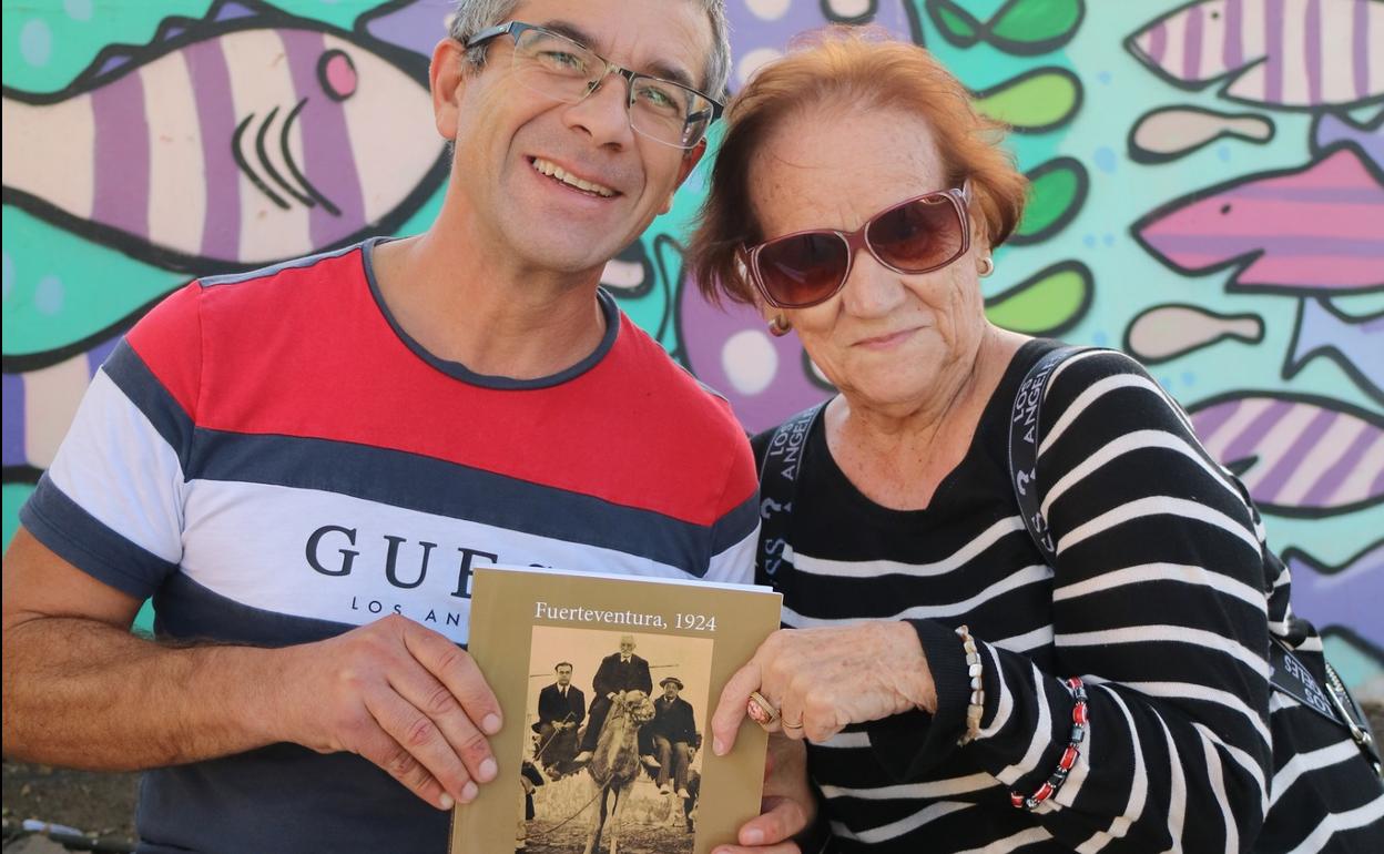 Carmelo Torres, con un ejemplar de su libro, en una de sus presentaciones anteriores. 