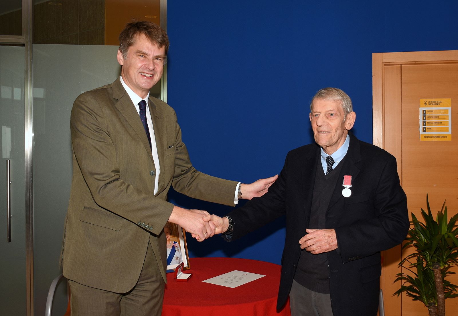 Larry Yaskiel recibe la Medalla del Imperio Británico 