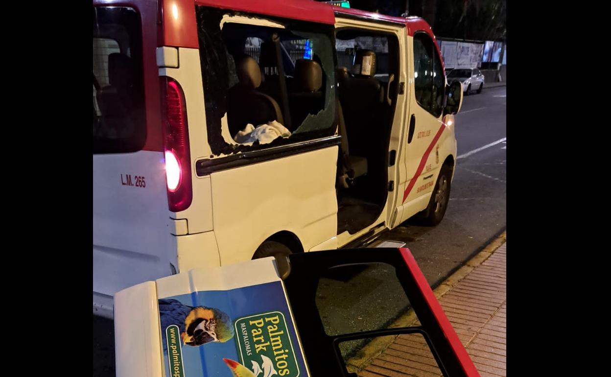 Estado en el que quedó el vehículo por la acción de los dos turistas. 