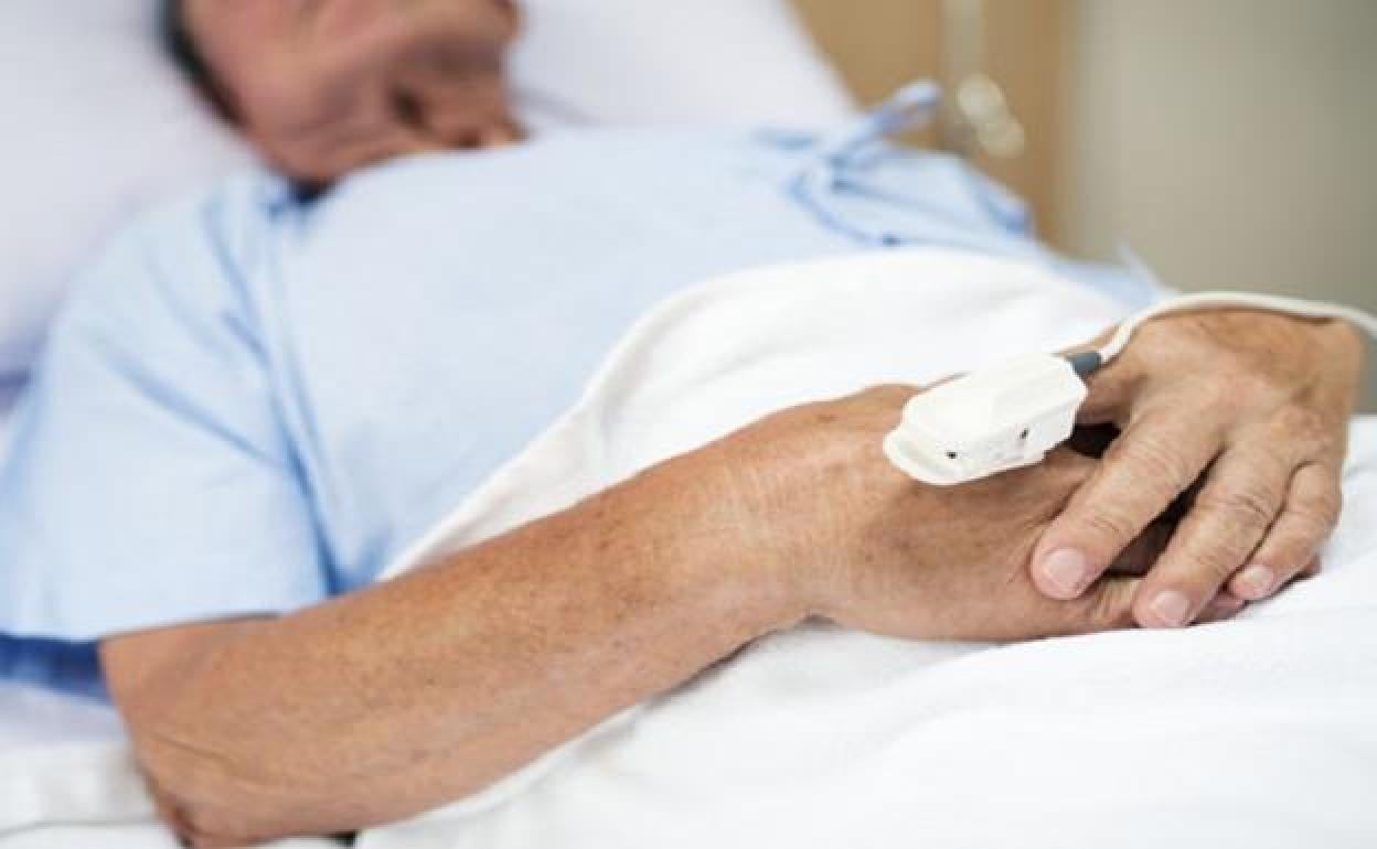 Foto de archivo de un paciente mayor ingresado en un hospital. 