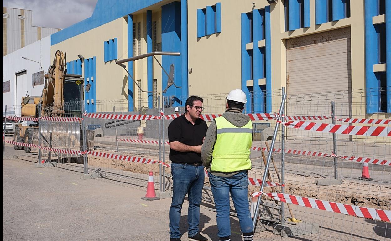 David de Vera, exresponsable de Aguas y consejero de CC, en las obras de la nueva tubería ante la sede del CAAF en Puerto del Rosario. 
