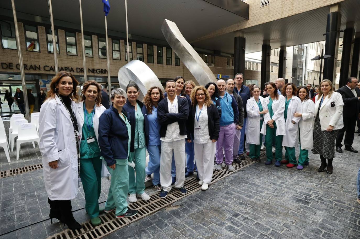 El Hospital Dr. Negrín presenta una escultura para reconocer la labor de los sanitarios