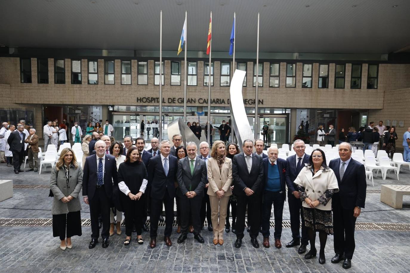 Fotos: El Hospital Dr. Negrín presenta una escultura para reconocer la labor de los sanitarios