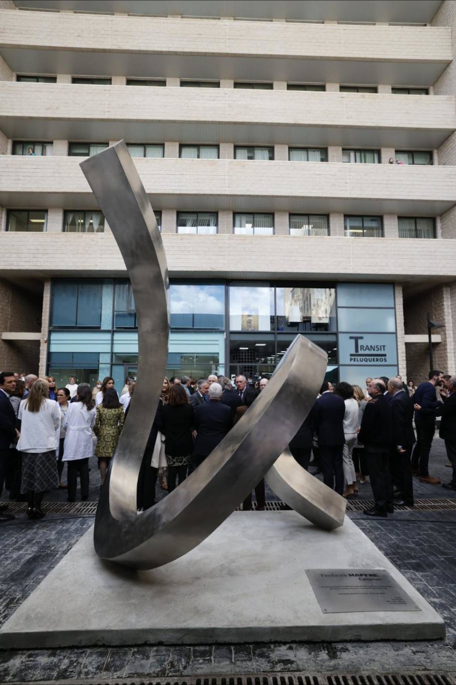 Fotos: El Hospital Dr. Negrín presenta una escultura para reconocer la labor de los sanitarios