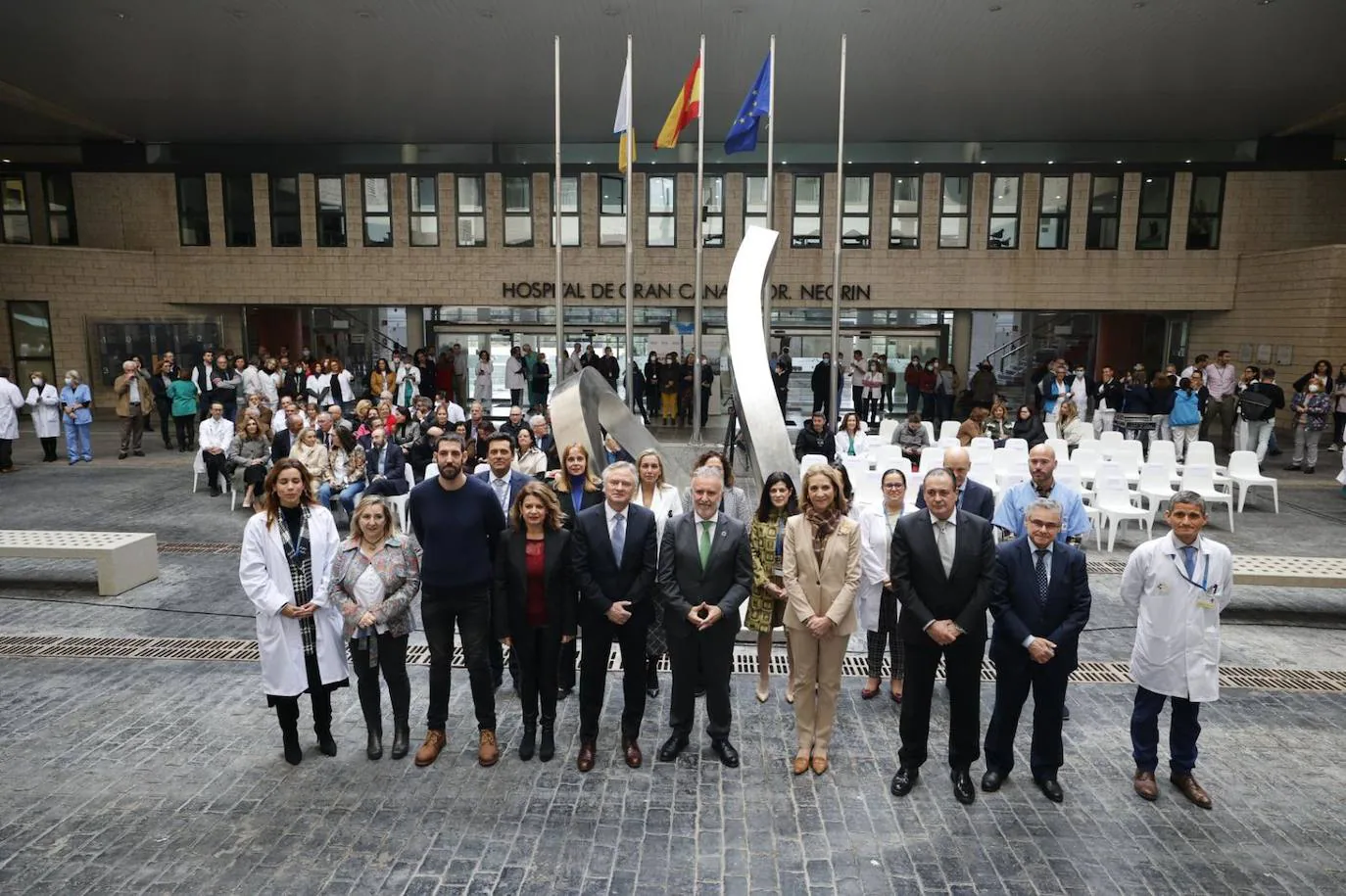 Fotos: El Hospital Dr. Negrín presenta una escultura para reconocer la labor de los sanitarios