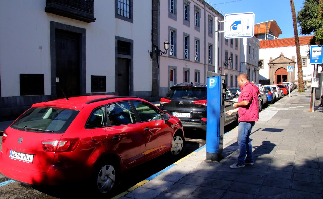 Un ciudadano paga la zona azul, en una imagen de archivo. 