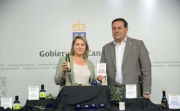 La consejera regional Alicia Vaneestende y Basilio Pérez, director del ICCA, con las aceites ganadoras. 